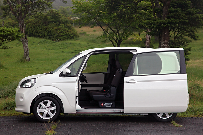 助手席側。高さ300mmに抑えられたフロアと幅1020mm、高さ1250mmの開口部により助手席はもとより後席へのアクセスもラクチン