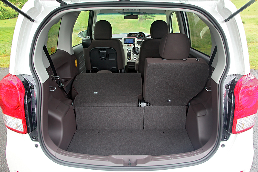 6：4分割可倒式のリアシートを活用すれば大きな荷物もラクに積載可能