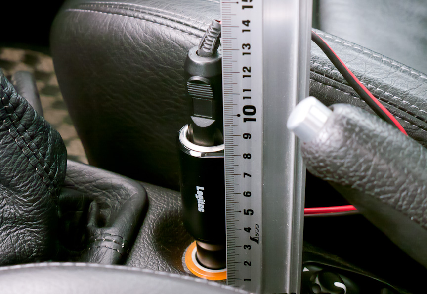 ソケットから約8cmほど飛び出している