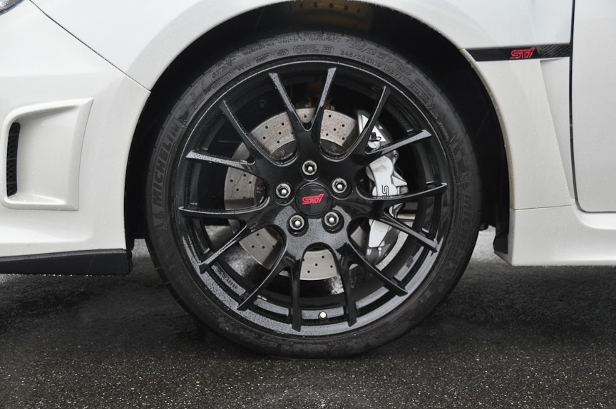 NBR S206はブラックの専用BBS製19インチ×8 1/2J鍛造アルミホイール。タイヤは、245/35 ZR19 93Yのミシュラン パイロットスーパースポーツ