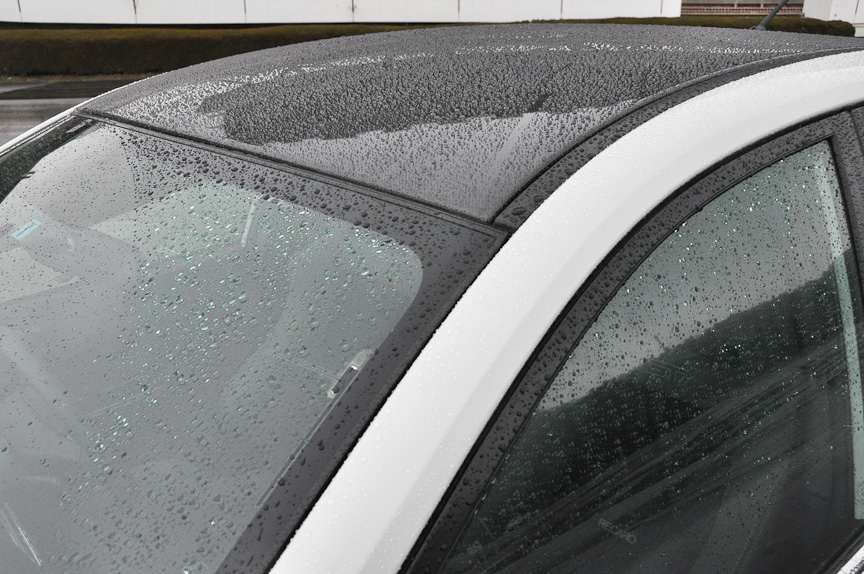 カーボンルーフや専用ドライカーボン製リアスポイラーなどを追加装備した「NBR CHALLENGE PACKAGE」