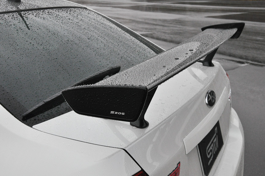 カーボンルーフや専用ドライカーボン製リアスポイラーなどを追加装備した「NBR CHALLENGE PACKAGE」