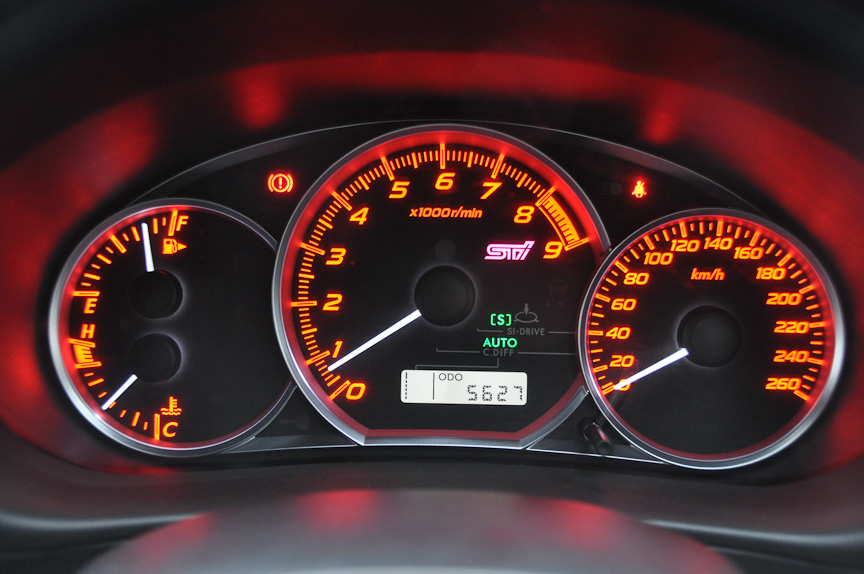 各部にSTIのロゴが見えるインテリア。レッドゾーンは8000rpmから