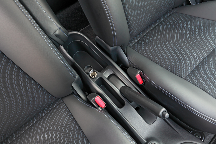 サイドブレーキまわりには小物入れスペースも。DC12Vの電源ソケットもこの位置に