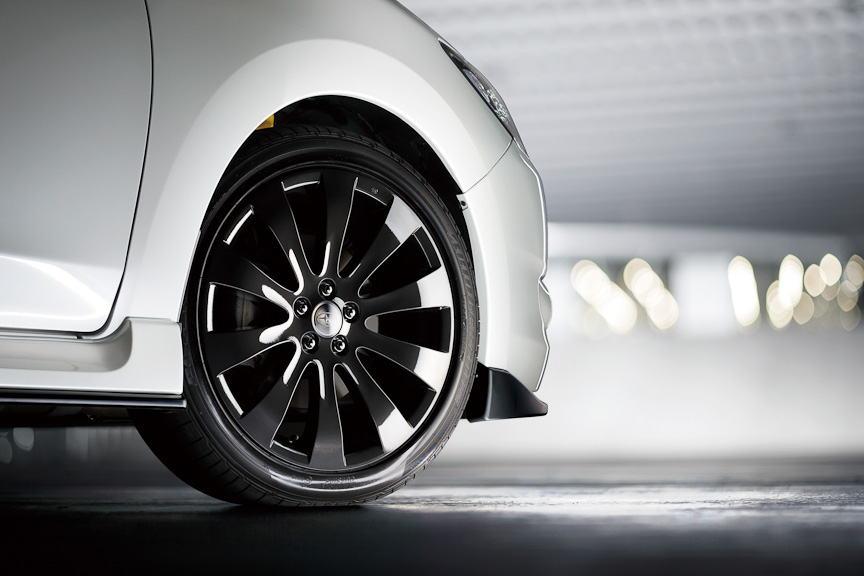 18インチアルミホイール（ブラック）