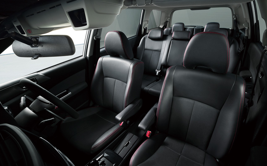 アルカンターラ＋レザーシート（レッドステッチ付き）