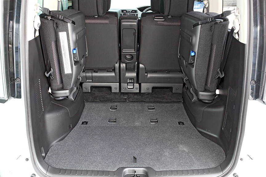 室内サイズは3060×1480×1380mm（室内長×室内幅×室内高。パノラミックルーフ付きは高さが1340mm）