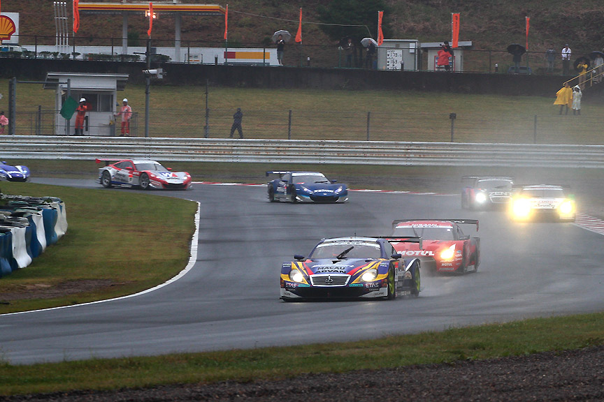 19号車、23号車が後続を引き離す