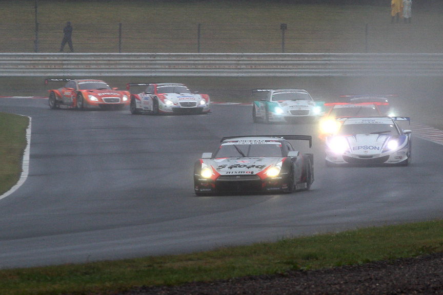 スリックタイヤを選択した36号車はオープニングラップの1コーナーで9位から13位へ後退