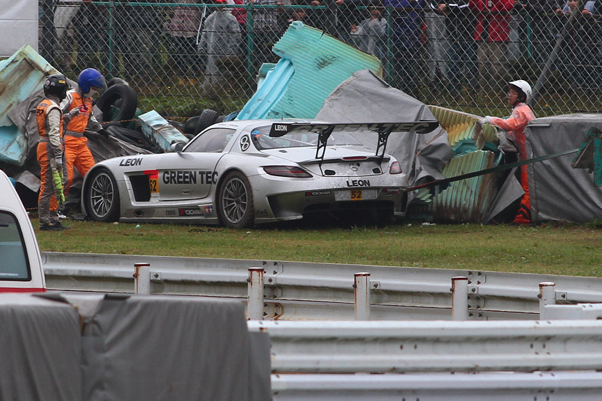 52号車がクラッシュ