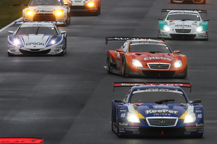 32号車はペナルティストップが帳消しとなった。36号車は最後尾に追い付いたがすでに周回遅れ