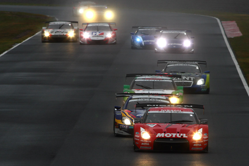 レース再開。23号車、19号車、24号車と続く