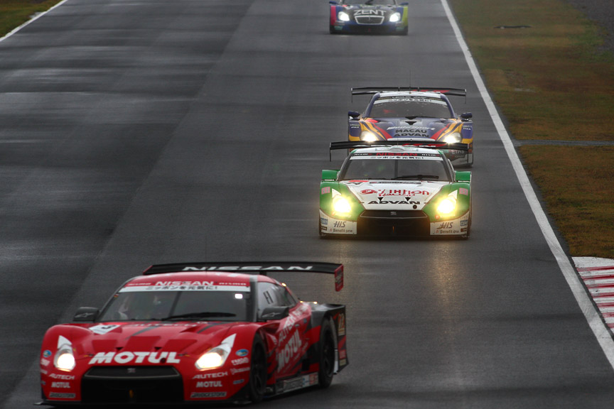 24号車が19号車を抜き2位にポジションアップ