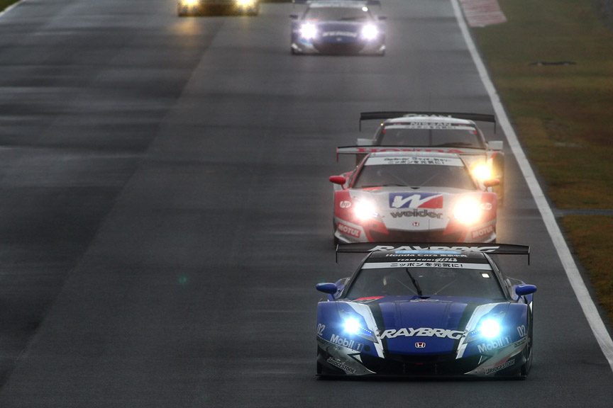 100号車が5位に上がり、18号車、1号車と続き、17号車は8位へ後退