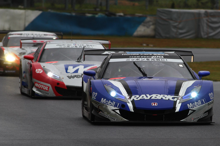 100号車、18号車、1号車の5位争い。この後さらに後続が追い付く