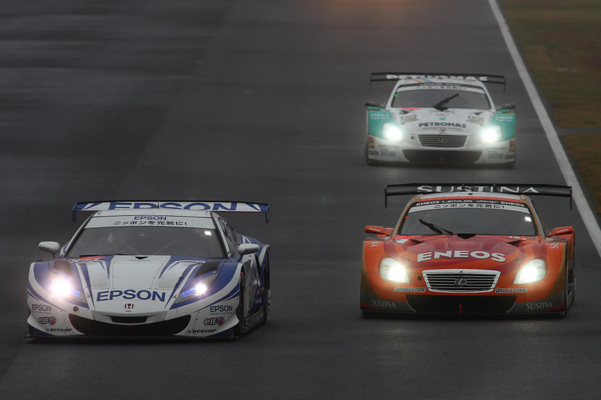 レース再開後、32号車は6号車を抜き13位へ