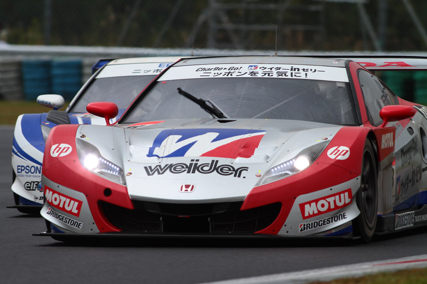 1号車、39号車がピットイン、6位の18号車に迫る32号車