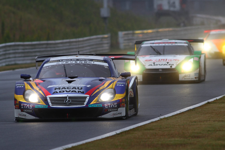 19号車が24号車を抜きトップに立つ