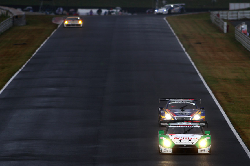 トップ争いの後方に32号車が迫ってきた