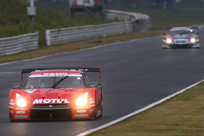 早めにピットインした23号車が19号車の前に