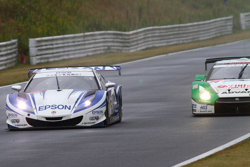 ピットアウトした32号車は24号車と競り合うがトップをキープ