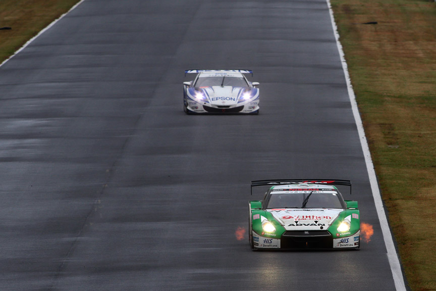 トップの24号車 D'station ADVAN GT-Rを追う32号車 EPSON HSV-010