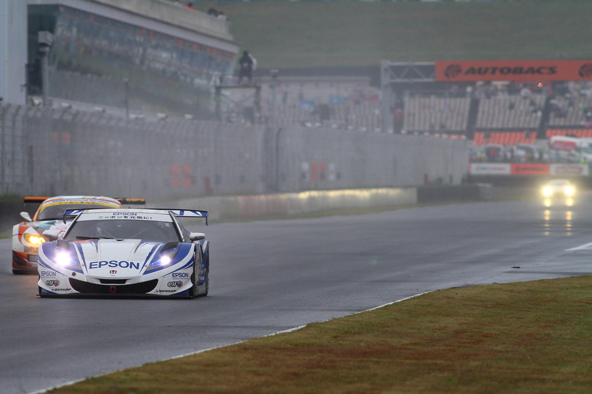 32号車は24号車を振り切り独走態勢。優勝が見えてきた