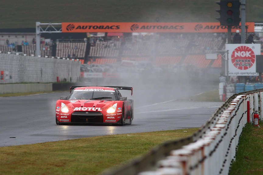 ピットアウトする23号車。2度のタイヤ交換とペナルティで順位を落とした