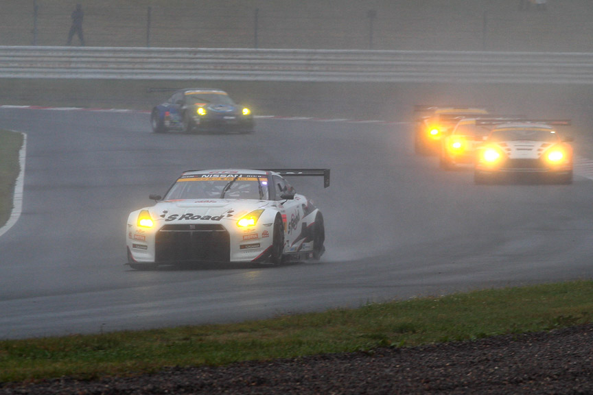 2コーナーは3号車が先行した