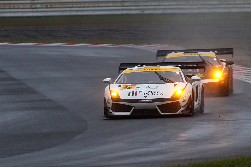 序盤3位争いは88号車と87号車