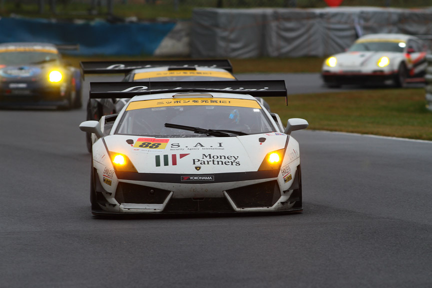 3位88号車の後方に87号車、911号車、33号車が続く