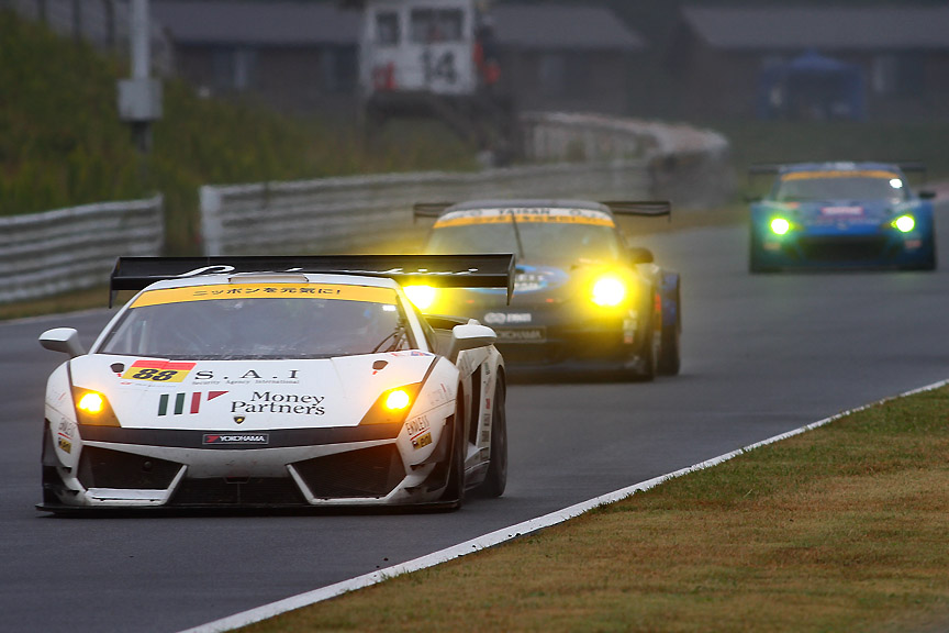 911号車の後方にいた0号車はペナルティで後退した