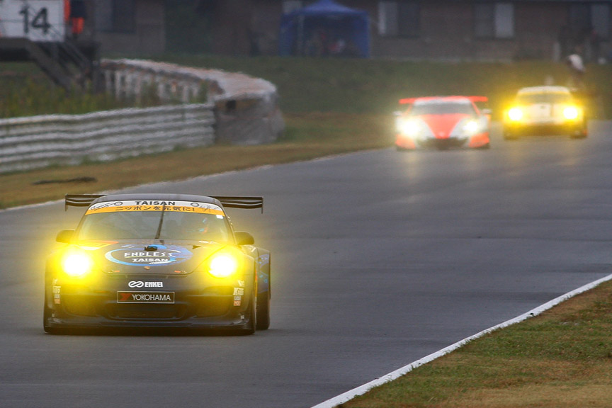 タイヤ無交換作戦で33号車の前に出た911号車