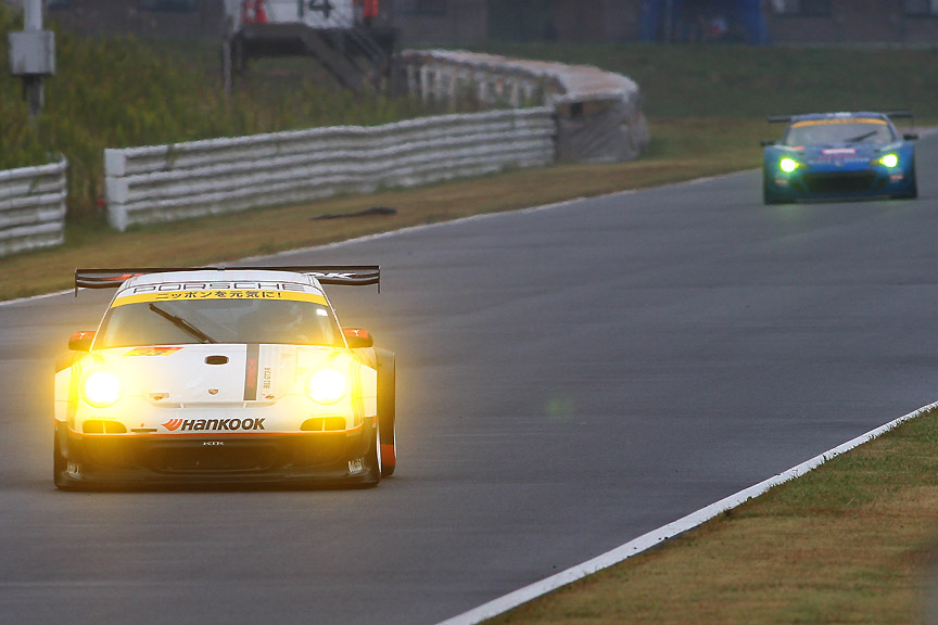 61号車が33号車との距離を徐々に縮め、逆転するが最後は61号車にマシントラブルが発生