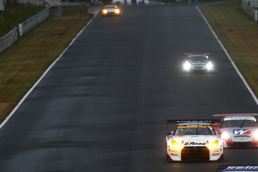 トップ争いはピットインで差が付くが、徐々に差は縮まった