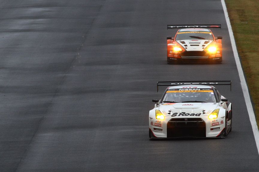 トップ争いはピットインで差が付くが、徐々に差は縮まった