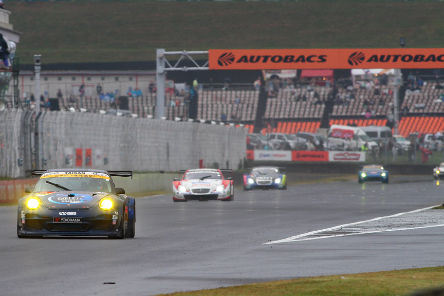 2位に浮上した911号車。はるか後方に3位の61号車