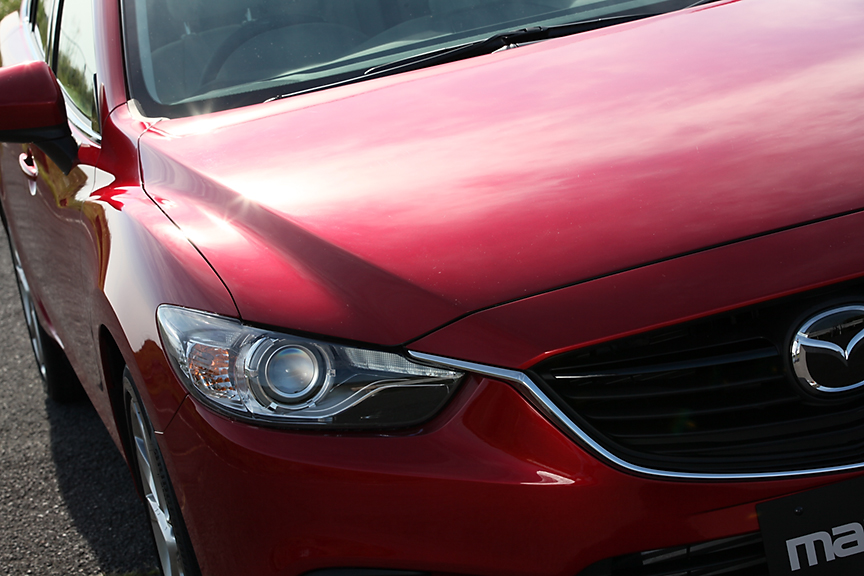 グリルから生まれたラインがヘッドライト、そしてボディーサイドまで続く