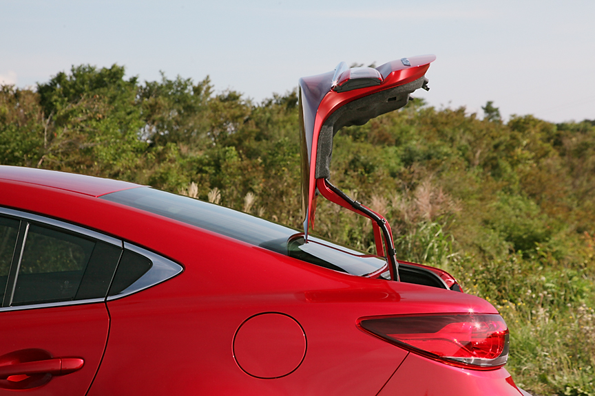 トランクリッドは90度にオープン