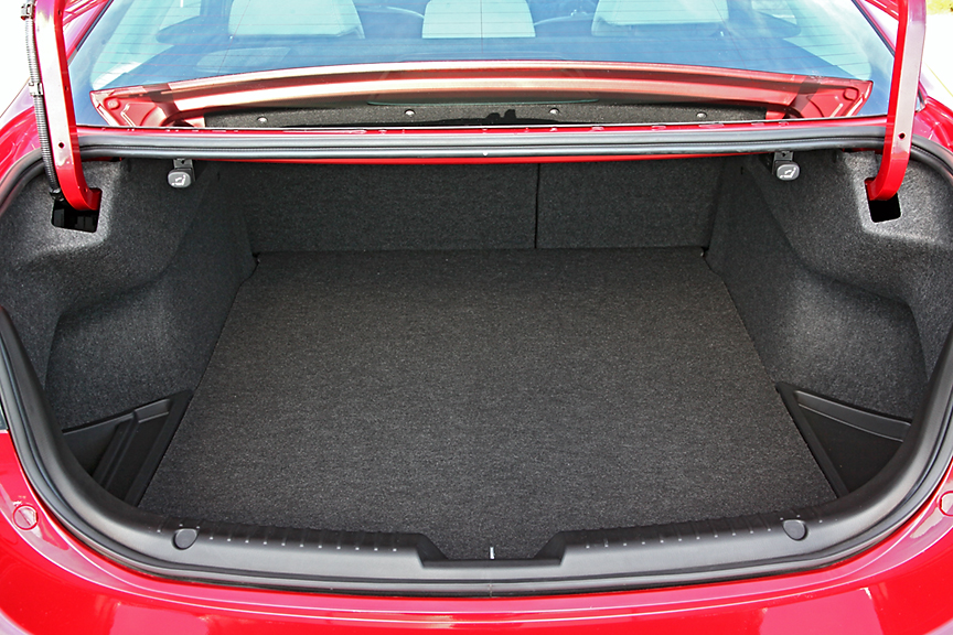 トランク容量は483リットル。リアシートは分割可倒式