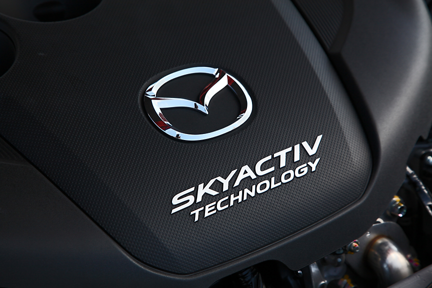 スカイアクティブのキーとなるエンジンにはカバー部にロゴを表示