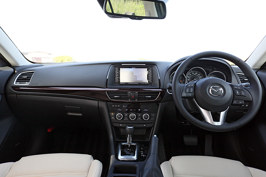 横基調のスッキリとしたデザインのインパネ。インパネ上部などにソフト素材を、エアコン吹き出し口などに金属調の加飾と、異なる素材を組み合わせることで上質感を高めている