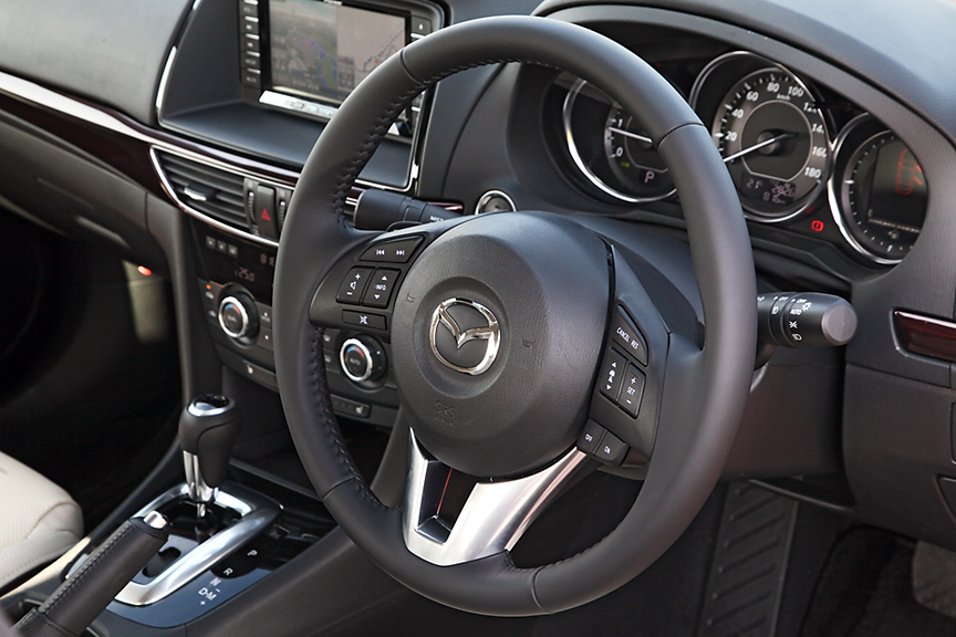 本革巻きのステアリング。スポーク部には各種スイッチを配置