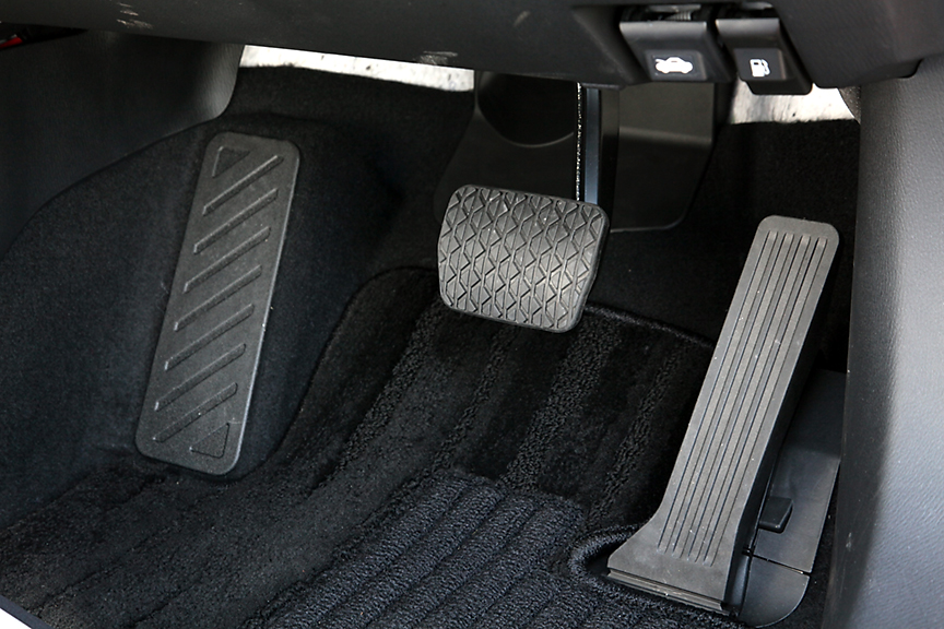 アクセルペダルはオルガンタイプ