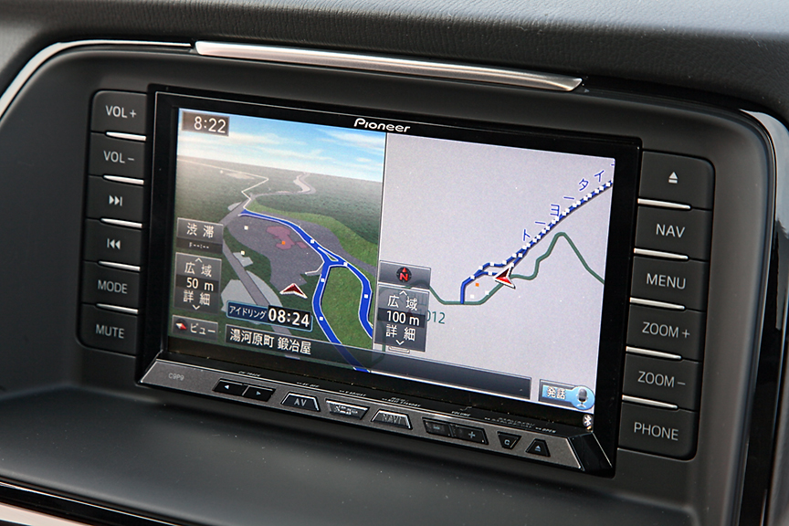 オーディオの詳細は今のところ不明。撮影車両には発表されたばかりの楽ナビ（のカスタムモデル）と思われるカーナビが装着されていた