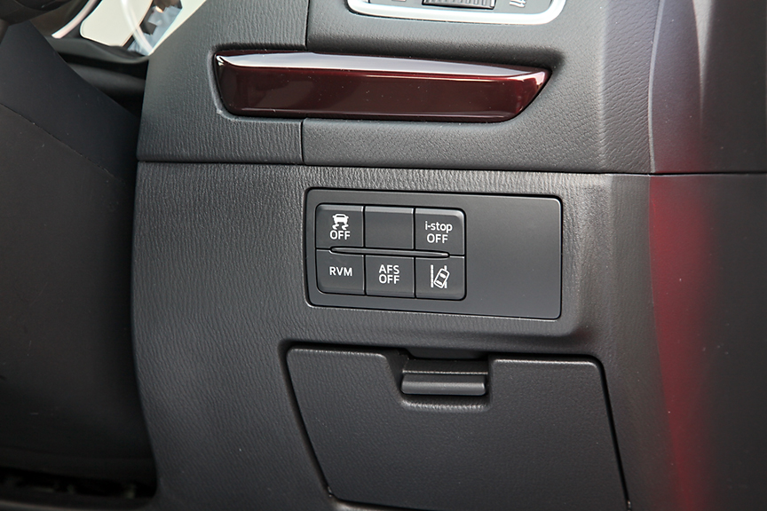 インパネ右側にはアイドリングストップなどのスイッチパネル