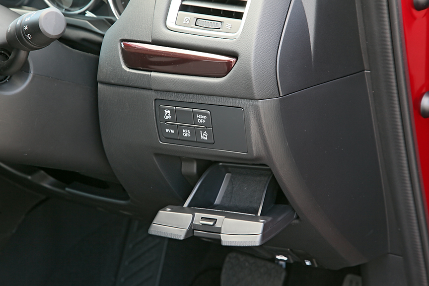 スイッチパネルの下側には小さな収納を用意