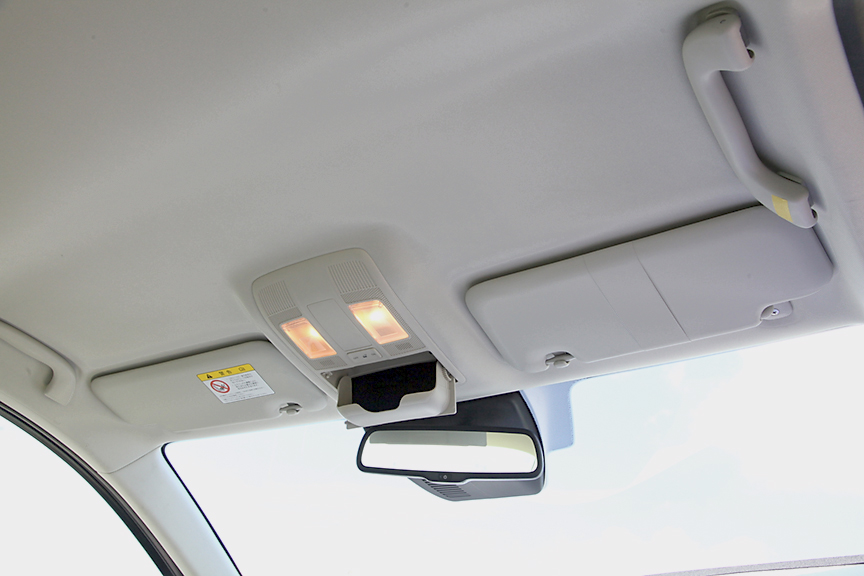 マップランプとサンバイザー。裏には照明付のバニティミラーが用意されている