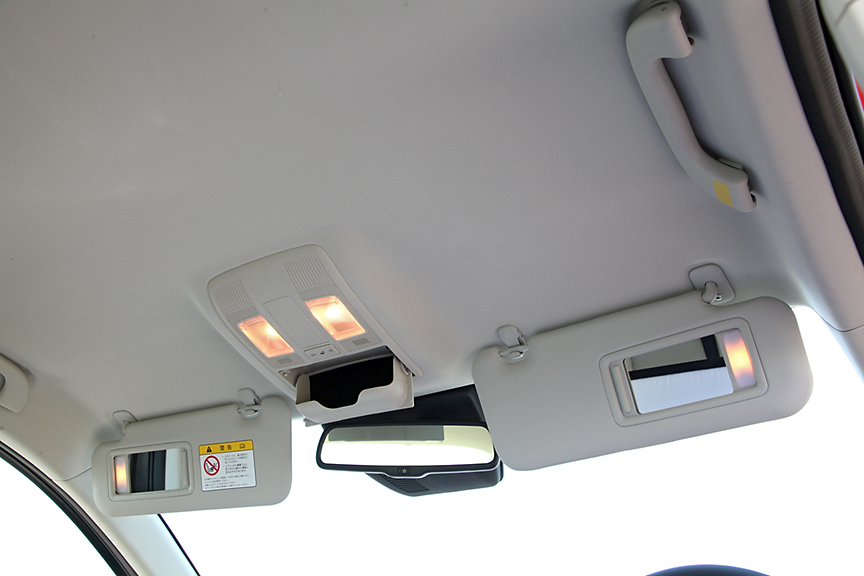 マップランプとサンバイザー。裏には照明付のバニティミラーが用意されている