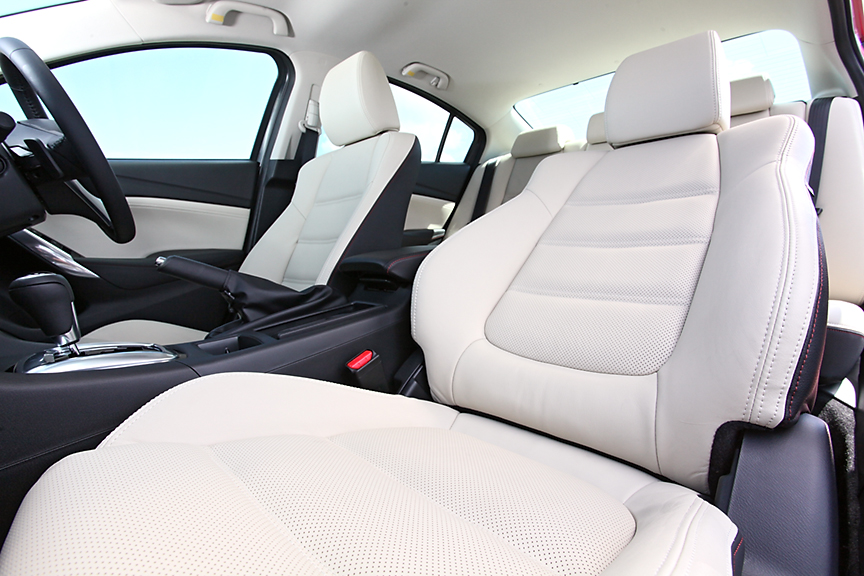 シートはオフホワイトの本革仕様のほかブラックの本革、クロスと3タイプが用意される